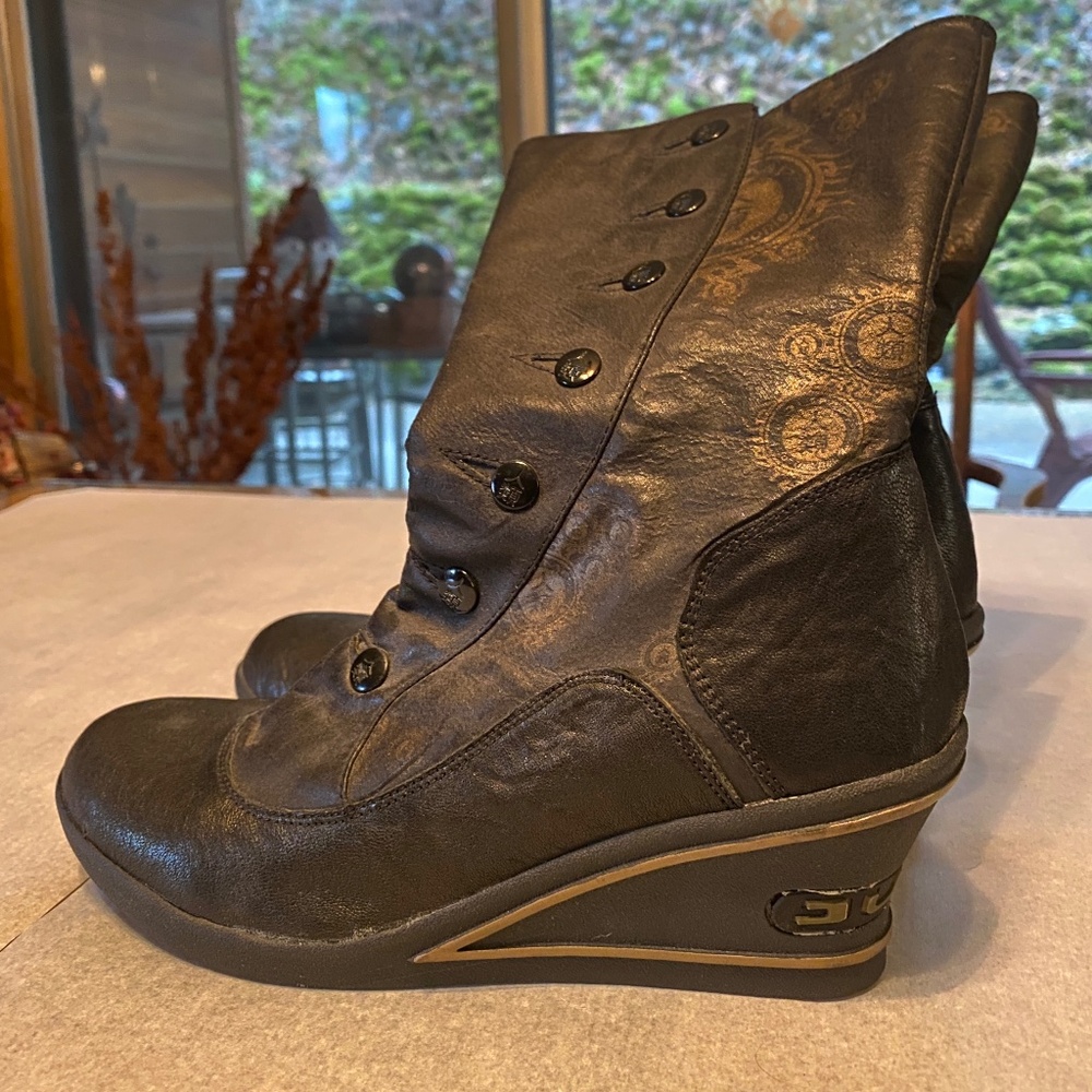 Jump for the people Y2K Stark Asian inspired wedge boots 8.5 Never been worn